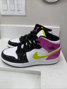 Air Jordan 1 mid SE GS ‘Cyber active fuchsia’